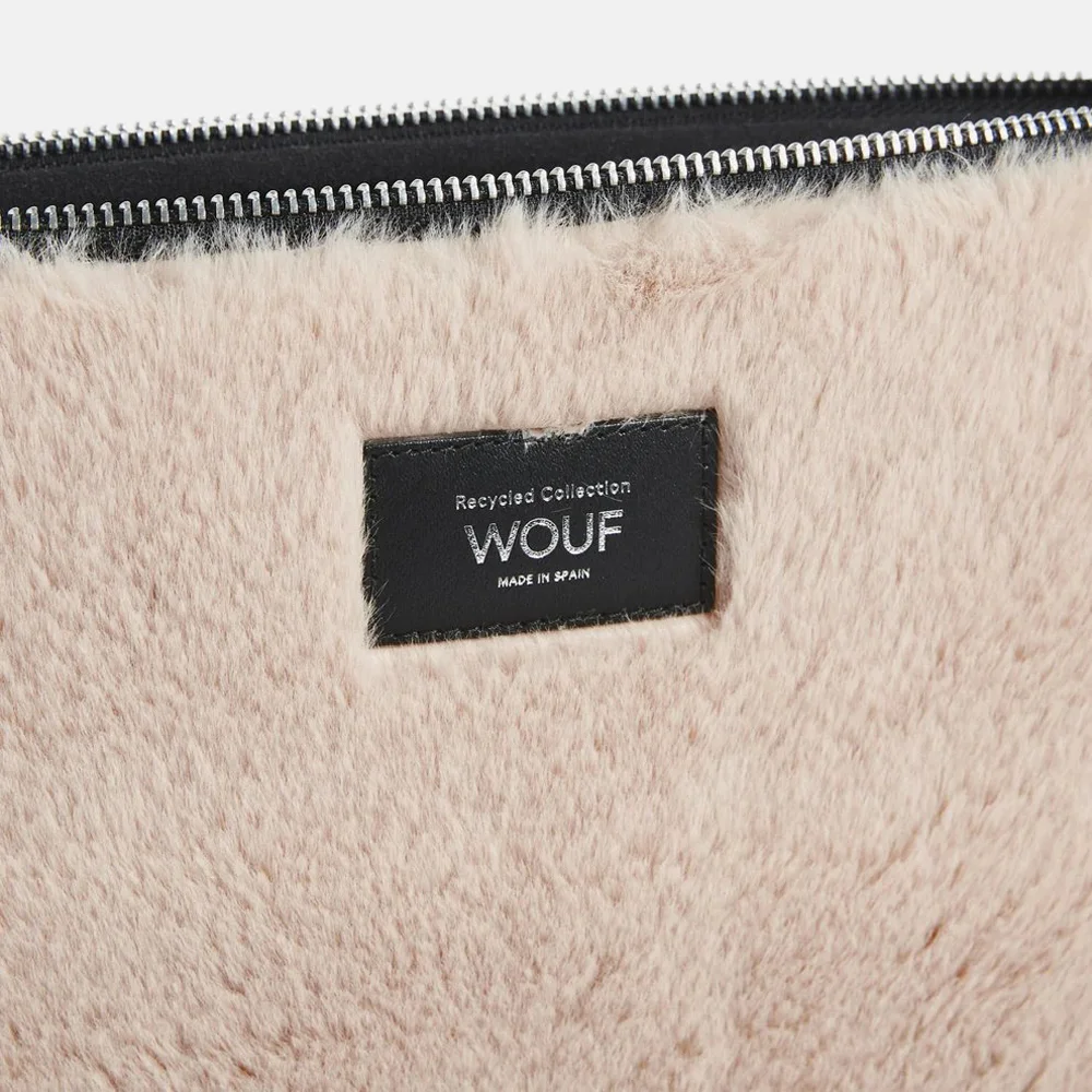 Wouf Nevada laptophoes 13/14 inch faux fur bij Duifhuizen