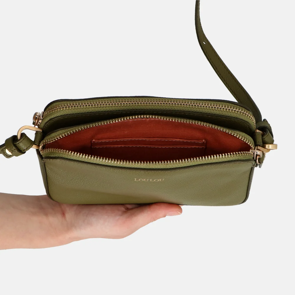 Loulou Essentiels Lisa crossbody tas avocado bij Duifhuizen