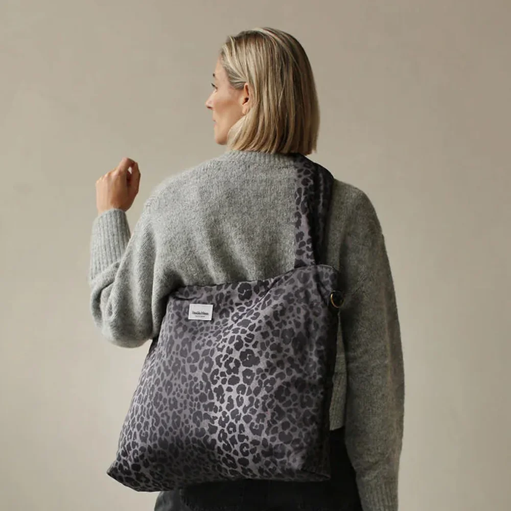 Studio Noos Antra Mom bag luiertas antra leopard bij Duifhuizen