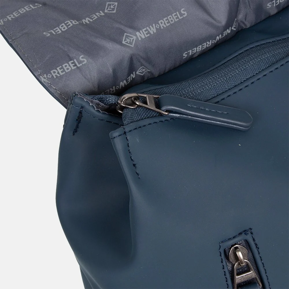 New Rebels Daley Flap rugzak navy bij Duifhuizen