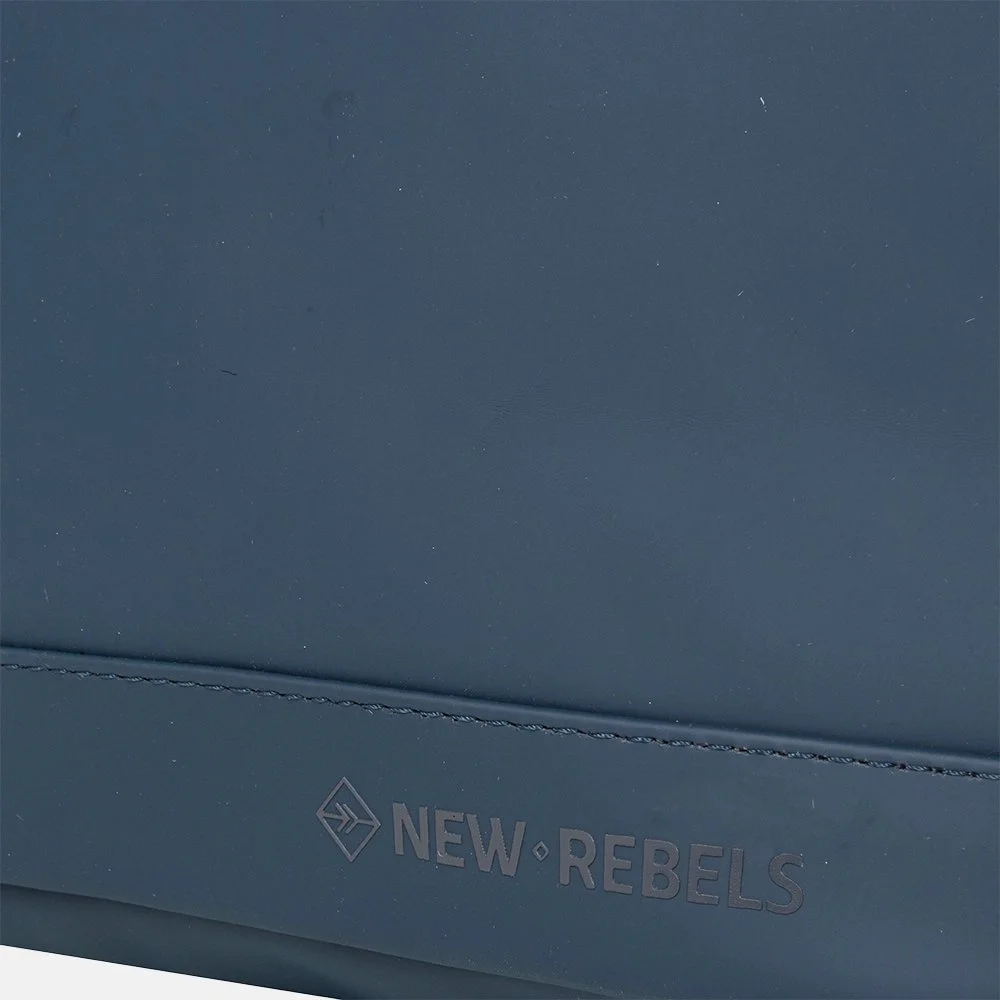 New Rebels Daley Flap rugzak navy bij Duifhuizen