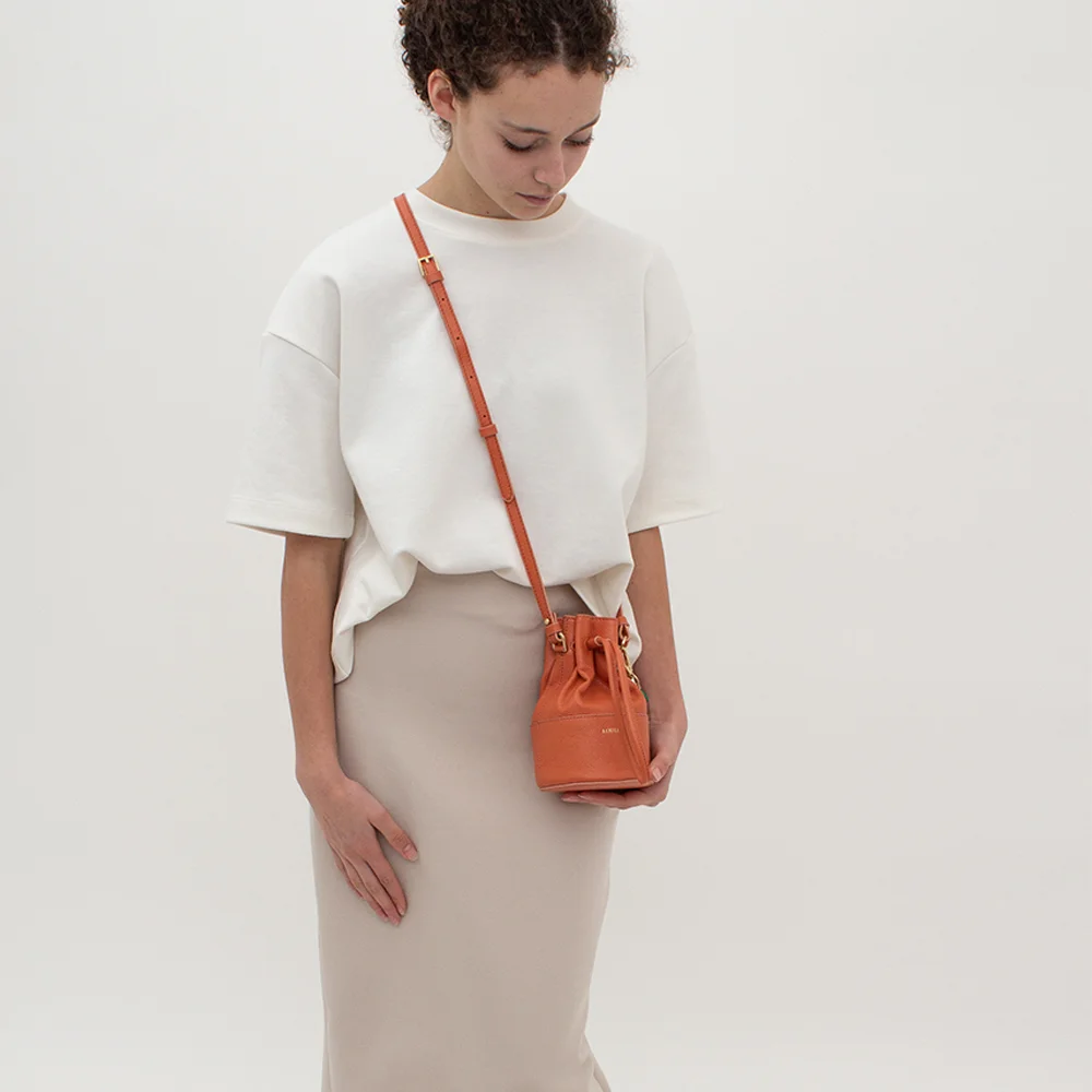 Loulou Essentiels Noa crossbody tas apricot bij Duifhuizen