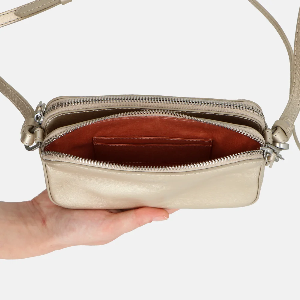 Loulou Essentiels Lisa crossbody tas light gold bij Duifhuizen